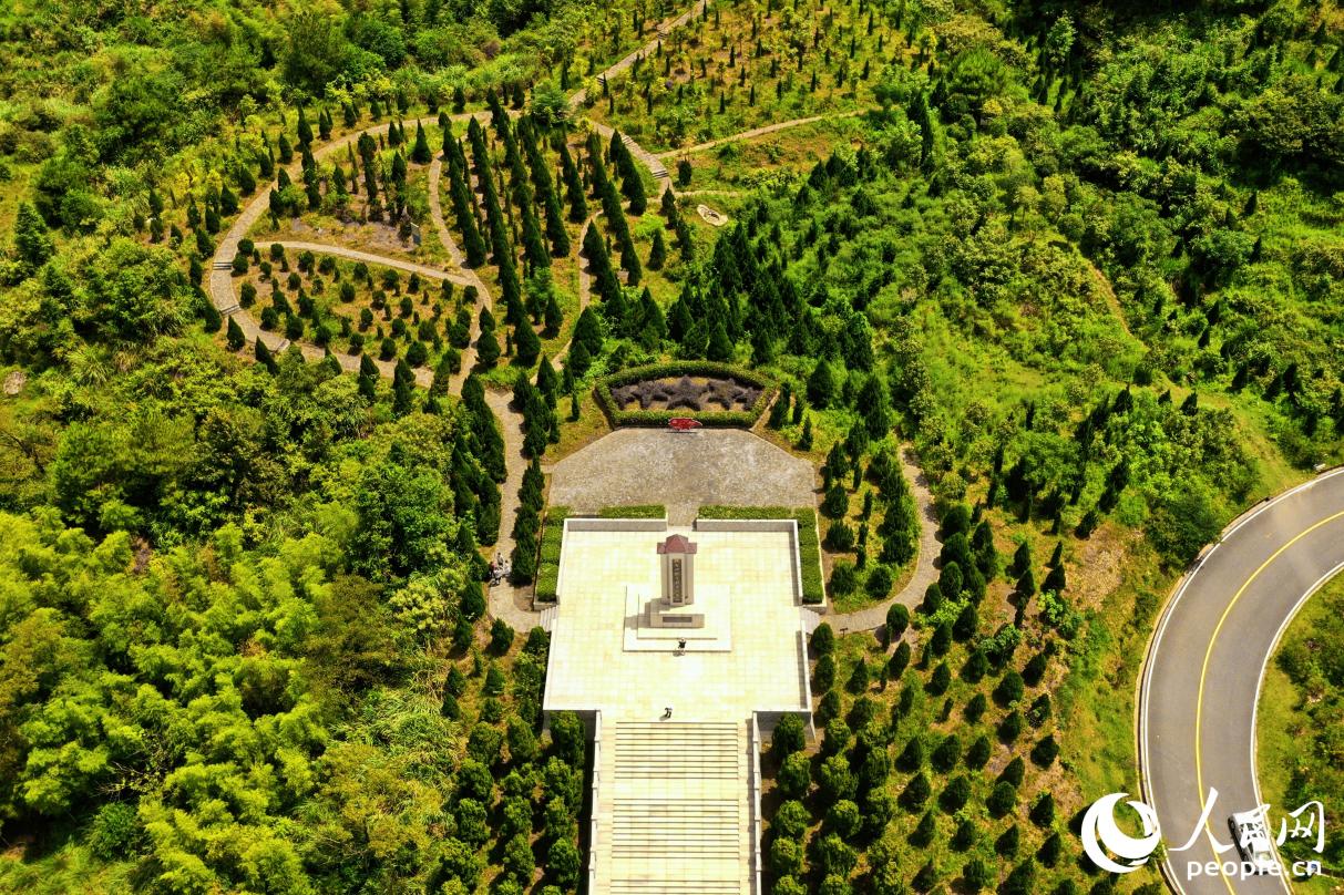 松毛嶺戰(zhàn)斗烈士紀(jì)念碑屹立于松毛嶺之上。人民網(wǎng) 李唯一攝