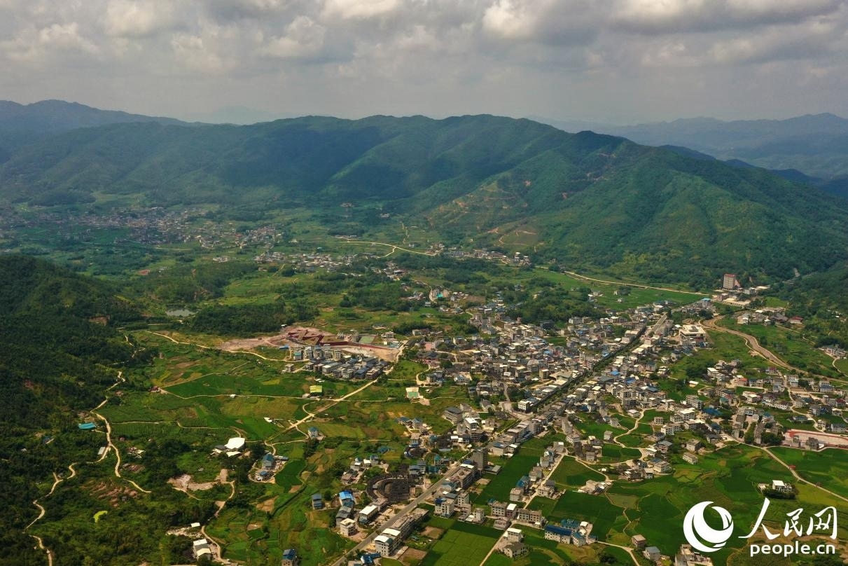 登上松毛嶺，俯瞰長(zhǎng)汀縣。人民網(wǎng) 李唯一攝