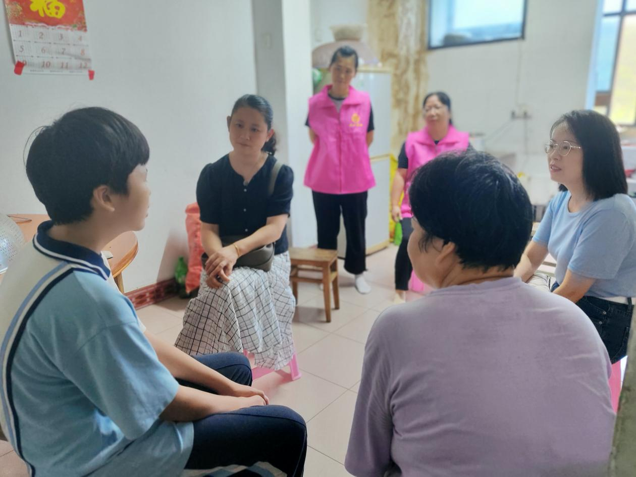 南平市順昌縣“家特派”團(tuán)隊(duì)入戶指導(dǎo)，與孩子一對(duì)一交流談心，提供針對(duì)性家庭教育指導(dǎo)建議。福建省婦聯(lián)供圖