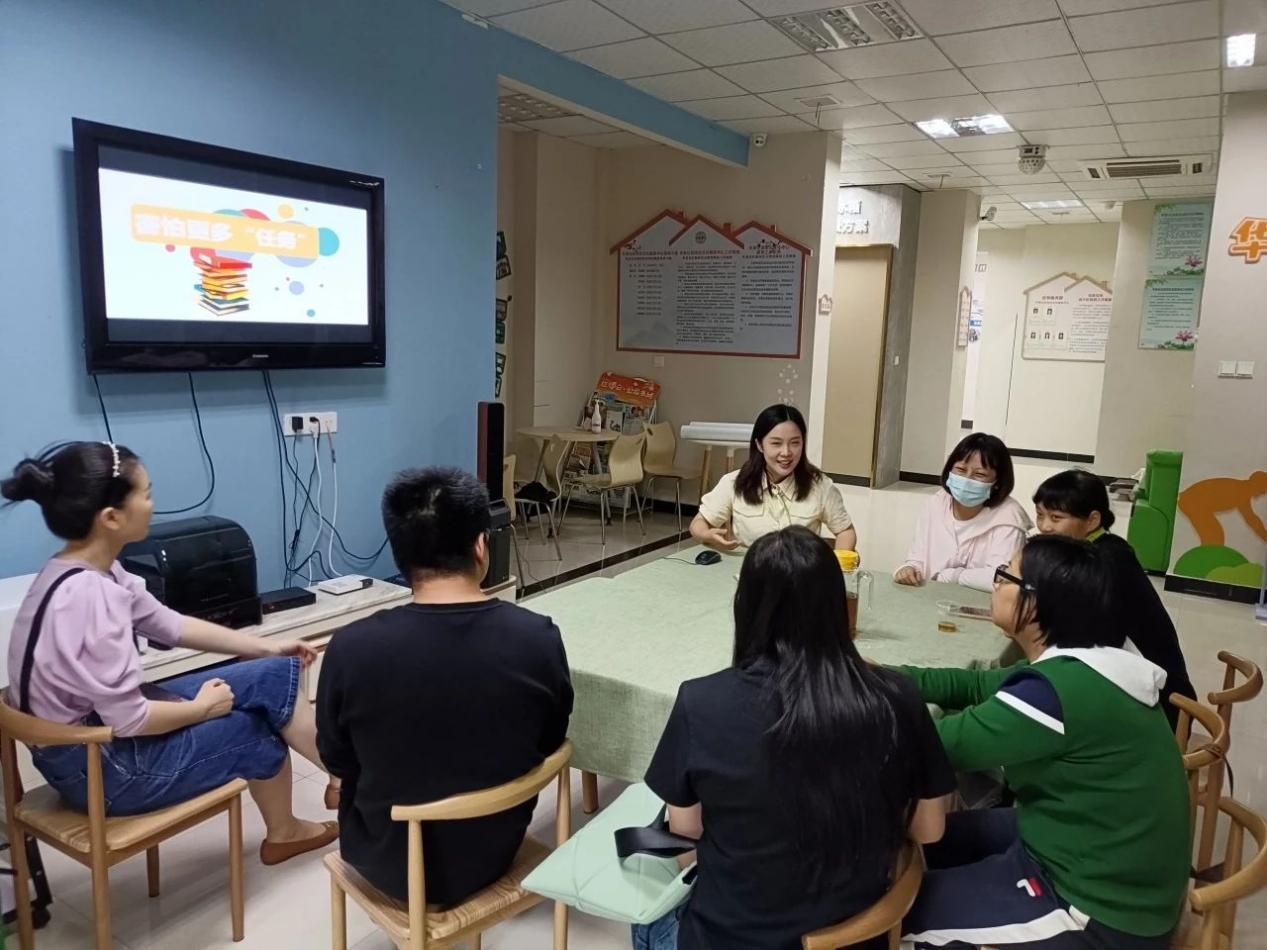 晉安區(qū)華美社區(qū)“家特派”林宇婷與6位家長圍坐一桌，分享如何培養(yǎng)孩子時(shí)間觀念、家長如何負(fù)起不拖延的責(zé)任等話題。福建省婦聯(lián)供圖