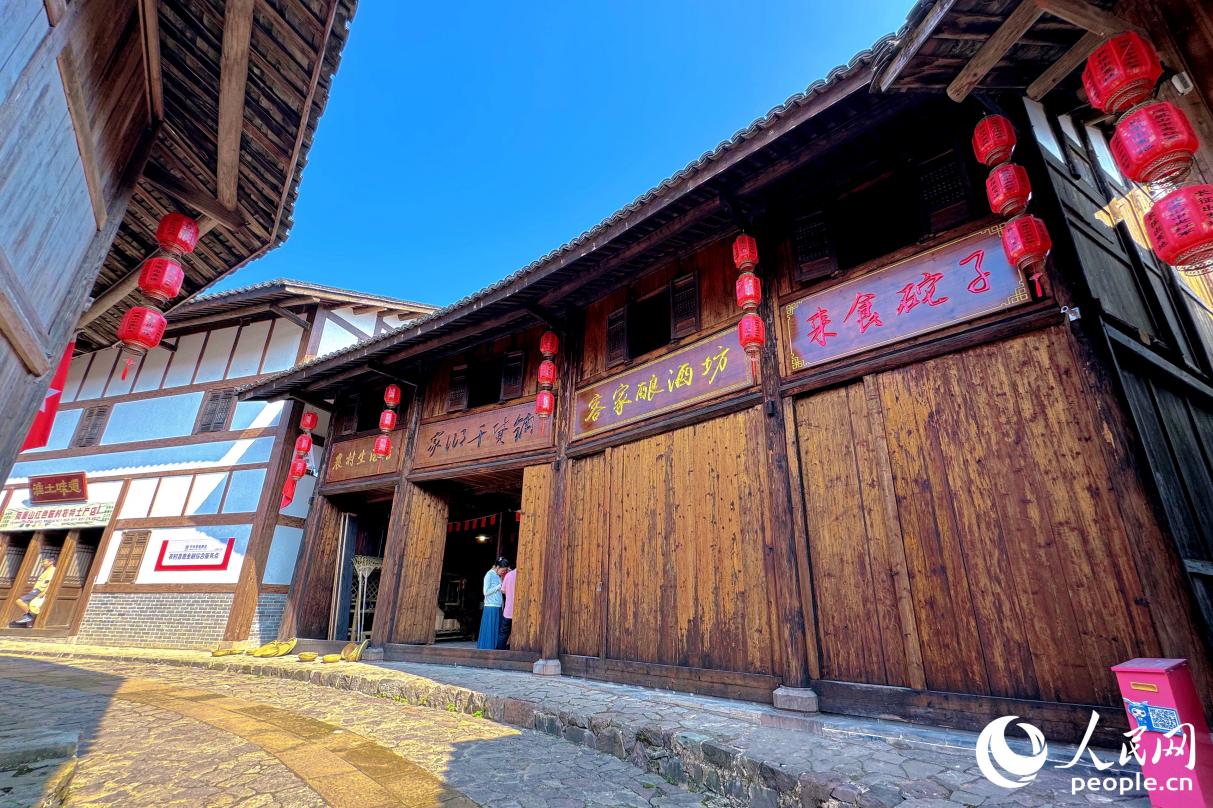 鳳凰山街滿(mǎn)是客家古民居。人民網(wǎng) 李唯一攝