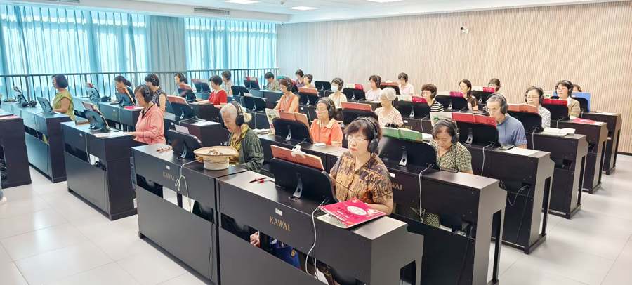 鋼琴班學(xué)員在學(xué)習(xí)樂理課。林林攝