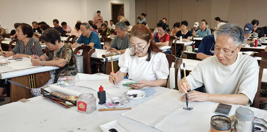 書畫班的學(xué)員正在練習(xí)。林林攝