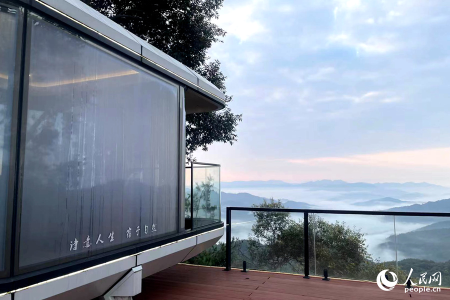 旦上村“星空房”外，觀景臺正對群山云海。人民網(wǎng)記者 林盈攝