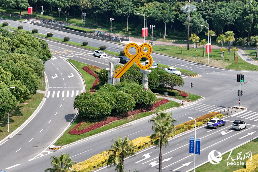 繁花綠樹簇?fù)淼慕痂€匙雕塑。人民網(wǎng)記者 陳博攝