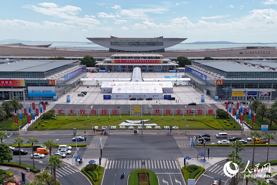 藍天下的廈門會展中心。人民網(wǎng)記者 陳博攝