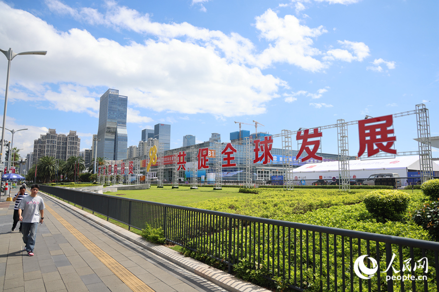 廈門會展中心入口處綠意盎然。人民網(wǎng)記者 陳博攝