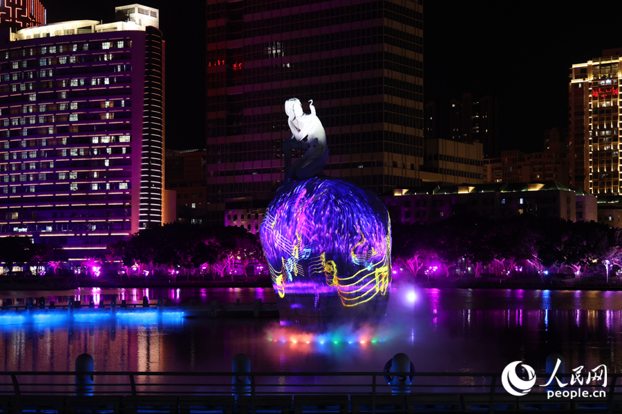 跳動的音符在白鷺女神雕像上呈現(xiàn)。人民網(wǎng)記者 陳博攝