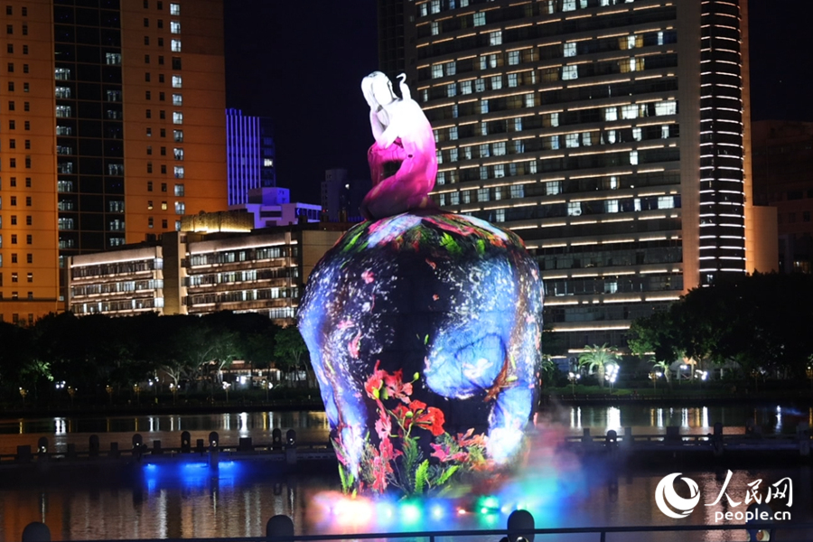 競相綻放的“市樹”鳳凰樹。人民網(wǎng)記者 陳博攝