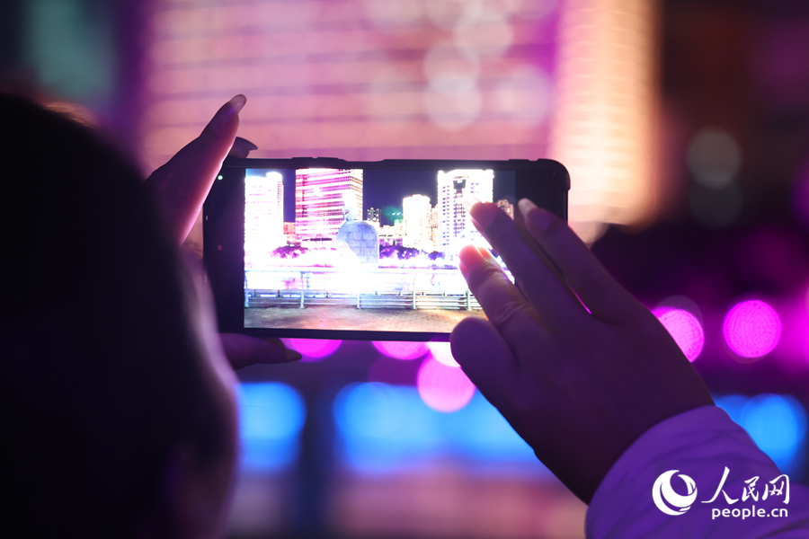觀眾用手機拍攝動人瞬間。人民網(wǎng)記者 陳博攝