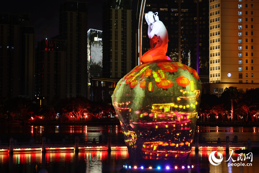 生動的畫面在白鷺女神雕像上精彩演繹。人民網(wǎng)記者 陳博攝