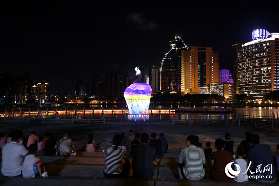 市民游客在筼筜湖畔觀賞燈光秀。人民網(wǎng)記者 陳博攝