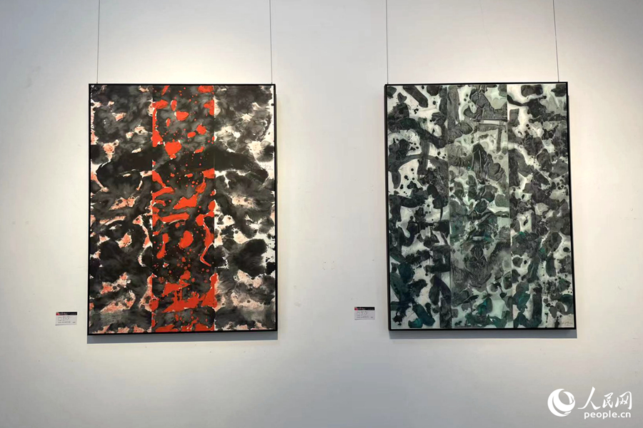 兼具傳統(tǒng)水墨元素與當(dāng)代探索的參展畫作。人民網(wǎng)記者 林盈攝