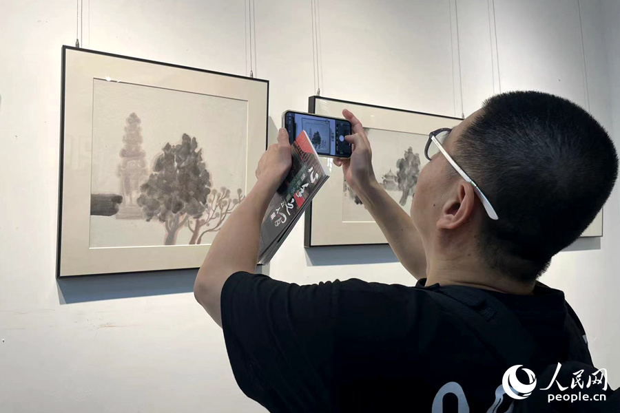 現(xiàn)場作品風(fēng)格各異，引觀展者細(xì)品門道。人民網(wǎng)記者 林盈攝
