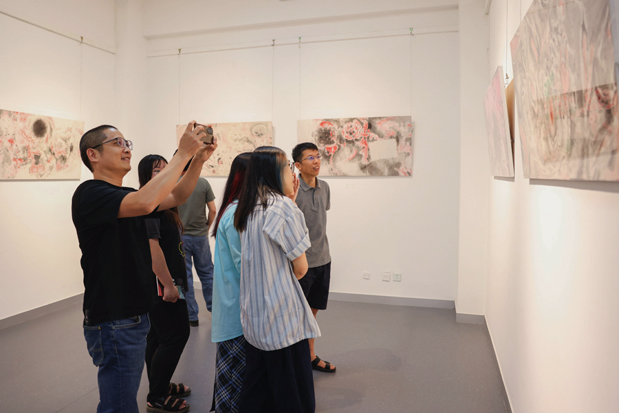 開幕當(dāng)天不少學(xué)生、藝術(shù)愛好者來到畫展觀摩學(xué)習(xí)。主辦方供圖