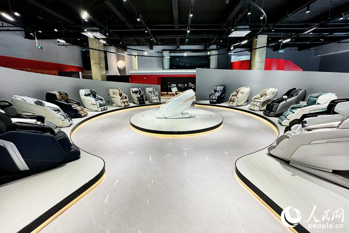 福建榮耀健康科技股份有限公司生產(chǎn)的按摩椅。人民網(wǎng) 李唯一攝