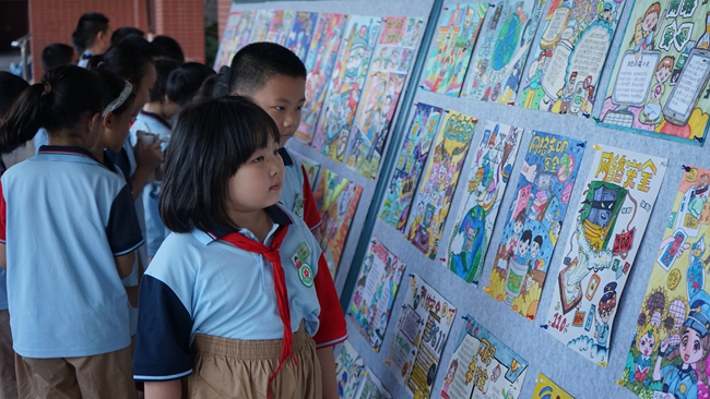 學(xué)生觀看宣傳展板。