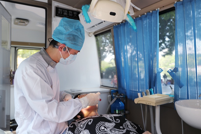 醫(yī)護人員仔細地為每一位前來的市民檢查口腔健康情況