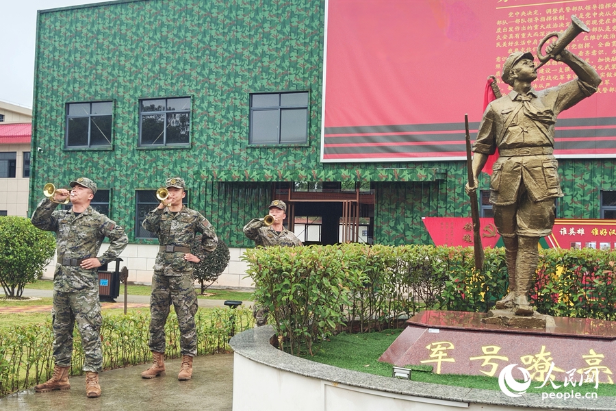 官兵在“軍號(hào)嘹亮”雕塑前吹奏軍號(hào)，澎湃嘹亮。人民網(wǎng) 楊灝昱攝