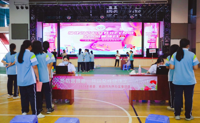 連江黃如論中學(xué)學(xué)生們有序排隊等候接種。福建省衛(wèi)健委供圖