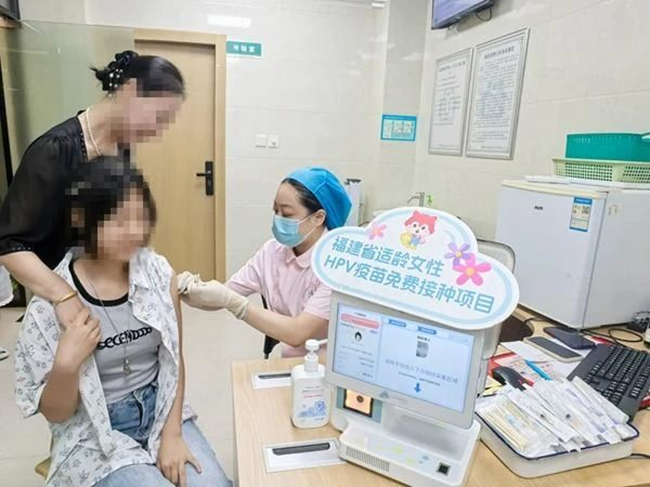泉州適齡女孩在母親的陪伴下接種免費HPV疫苗。福建省衛(wèi)健委供圖