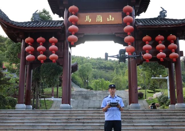 民警利用無人機開展景區(qū)巡防。龍巖公安供圖