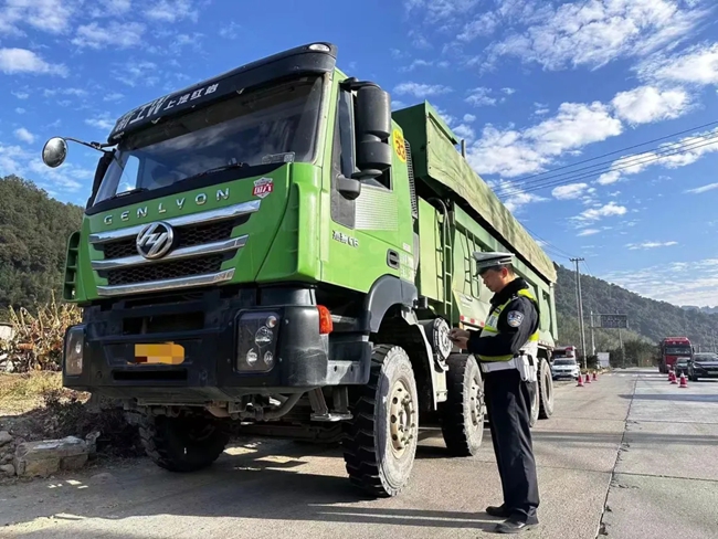 對貨車進(jìn)行車輛核載。