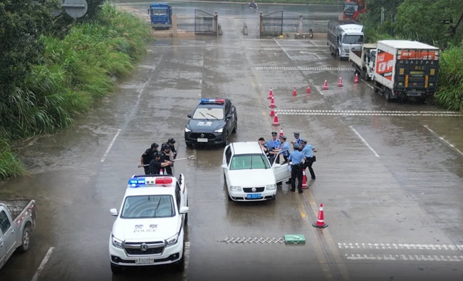 “紅藍(lán)攻防”練兵工作室開展警情模擬演練。龍巖公安供圖