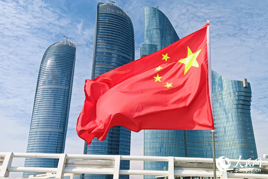 五星紅旗在廈門海濱迎風(fēng)飄揚(yáng)。人民網(wǎng)記者 陳博攝