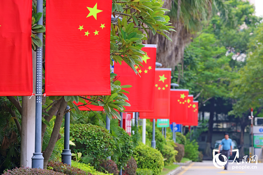 一抹鮮紅扮靚廈門道路。人民網(wǎng)記者 陳博攝