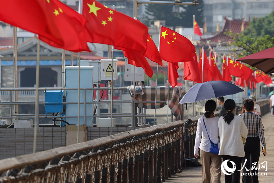 廈門沙坡尾景區(qū)紅旗飄飄氛圍足。人民網(wǎng)記者 陳博攝