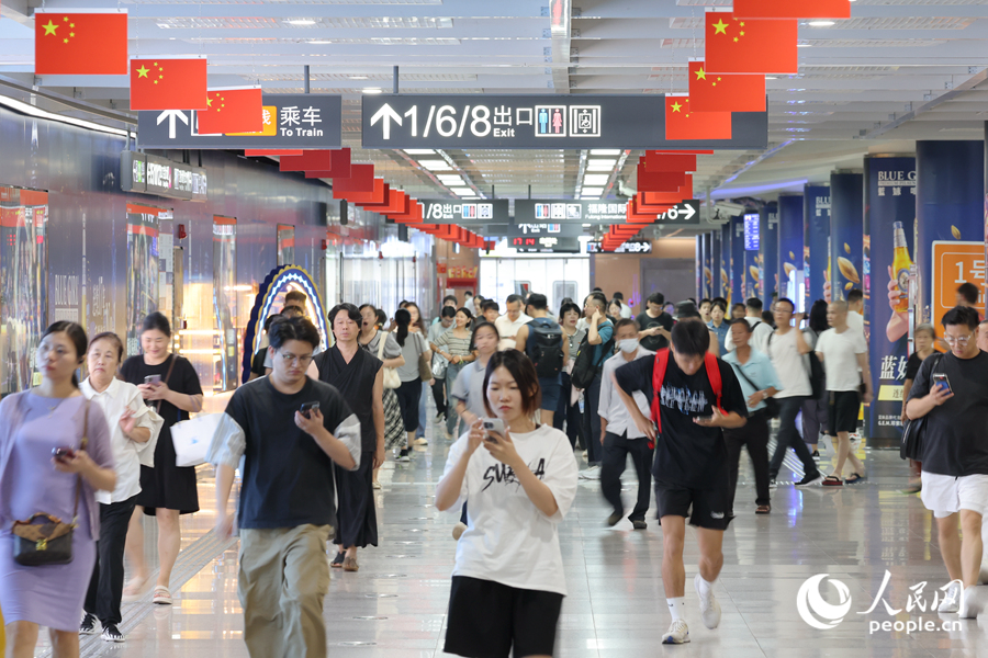 廈門地鐵站內(nèi)掛滿小紅旗。人民網(wǎng)記者 陳博攝