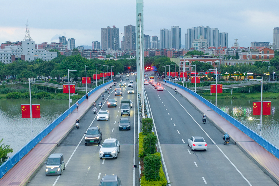 廈門市同安區(qū)銀湖大橋掛上紅旗。夏海濱攝