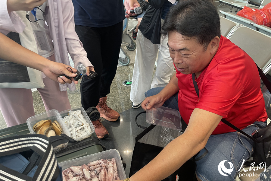金門李先生買了不少海鮮準備帶回去與家人分享。人民網(wǎng)記者 林盈攝