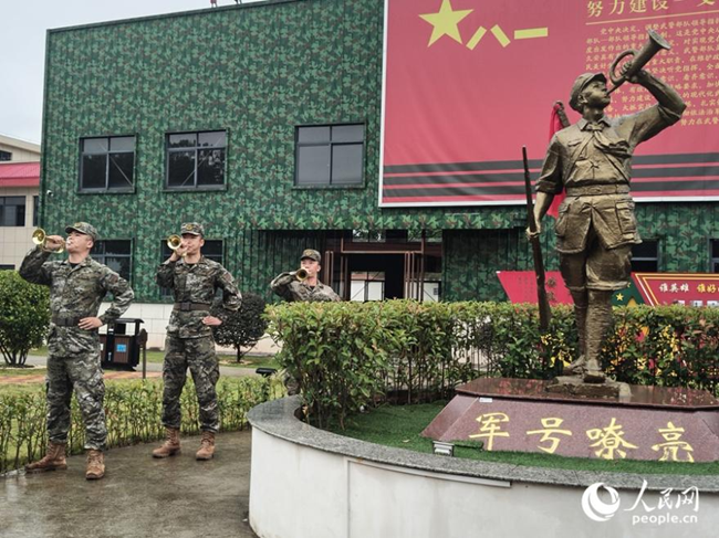 武警官兵在“軍號(hào)嘹亮”雕塑前吹奏軍號(hào)。人民網(wǎng) 楊灝昱攝
