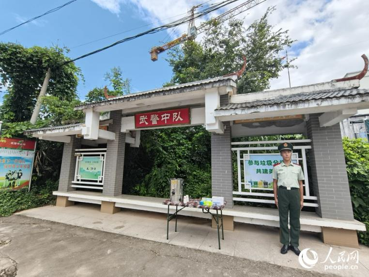 “武警中隊(duì)”公交站點(diǎn)。人民網(wǎng) 楊灝昱攝