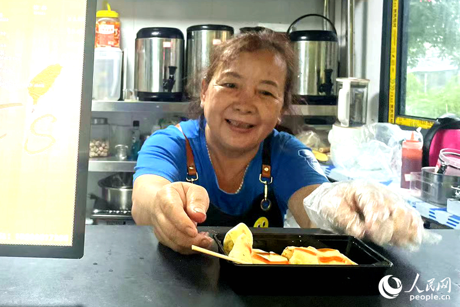 王淑娟在福州開始了退休后的“再創(chuàng)業(yè)”。人民網(wǎng)記者 林盈攝