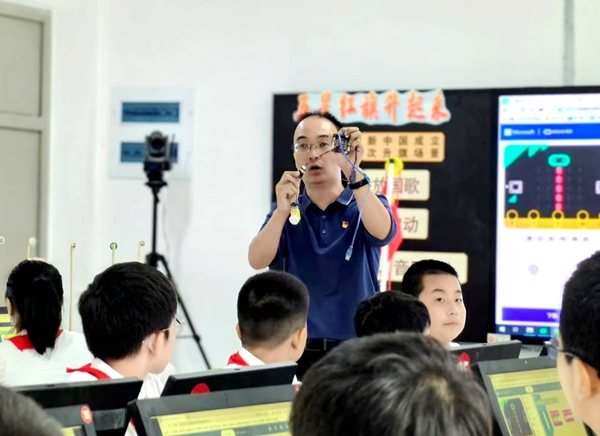 福州市錢塘小學(xué)黃育偉老師正在給學(xué)生上信息科技課。受訪學(xué)校供圖