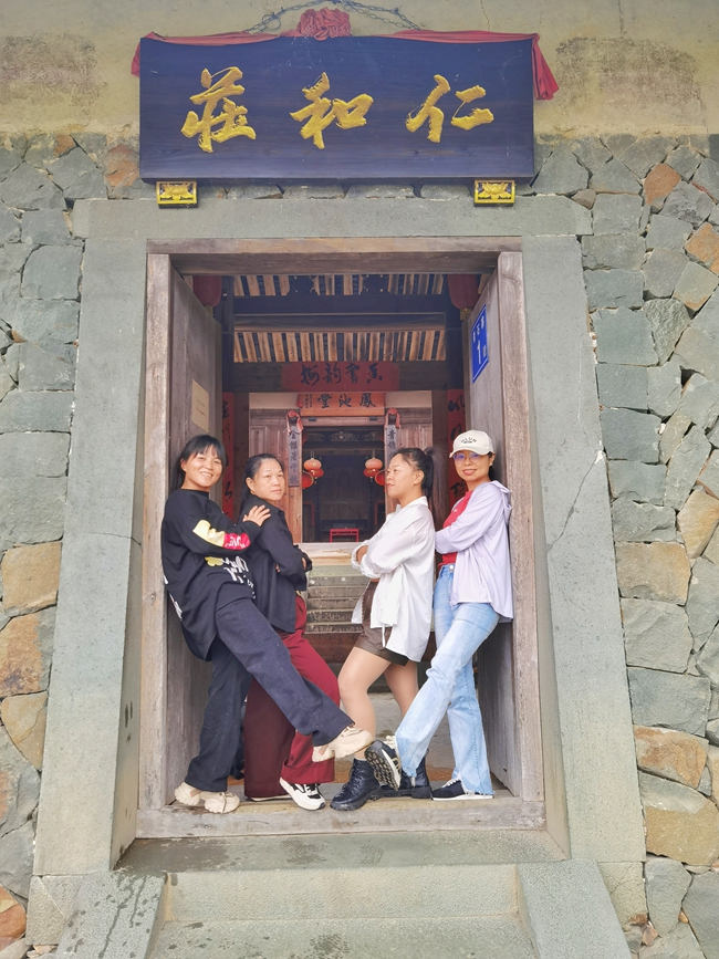 游客參加鄉(xiāng)村稻田詩歌音樂會(huì)，順路游玩莊寨。林璐攝