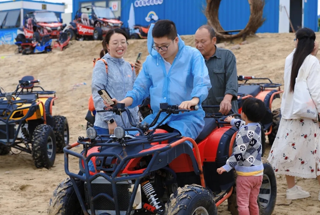 游客坐上沙灘車
