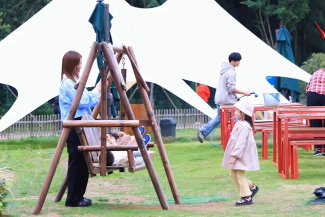 大人帶著孩子前來(lái)度假游玩