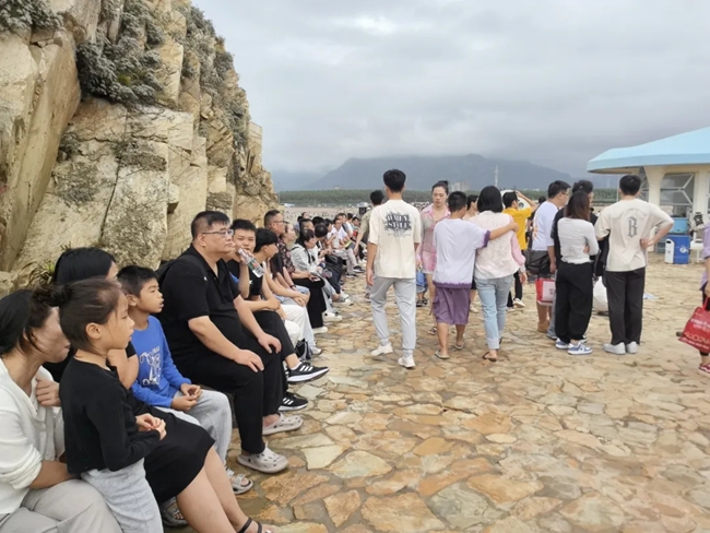 游客自覺(jué)文明排隊(duì)