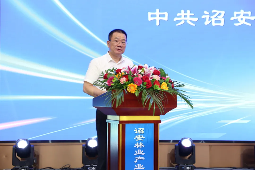 詔安縣政府縣長(zhǎng)黃慶華在會(huì)上講話