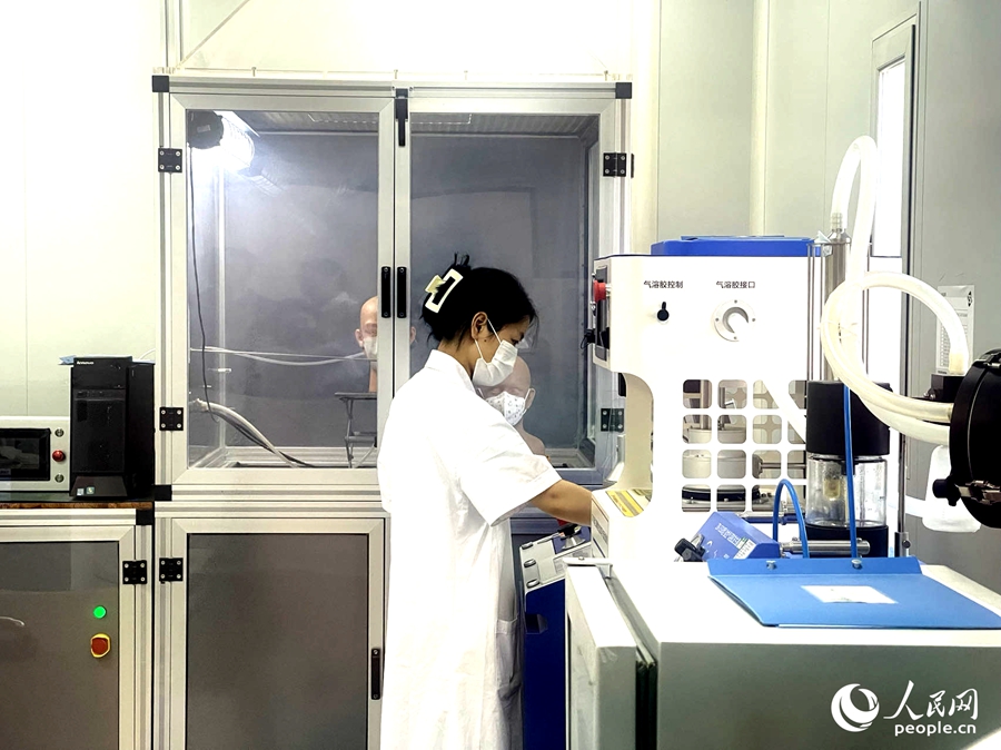 在福建省纖維檢驗(yàn)中心，工作人員正在檢測(cè)產(chǎn)品。人民網(wǎng)記者 陳藍(lán)燕攝