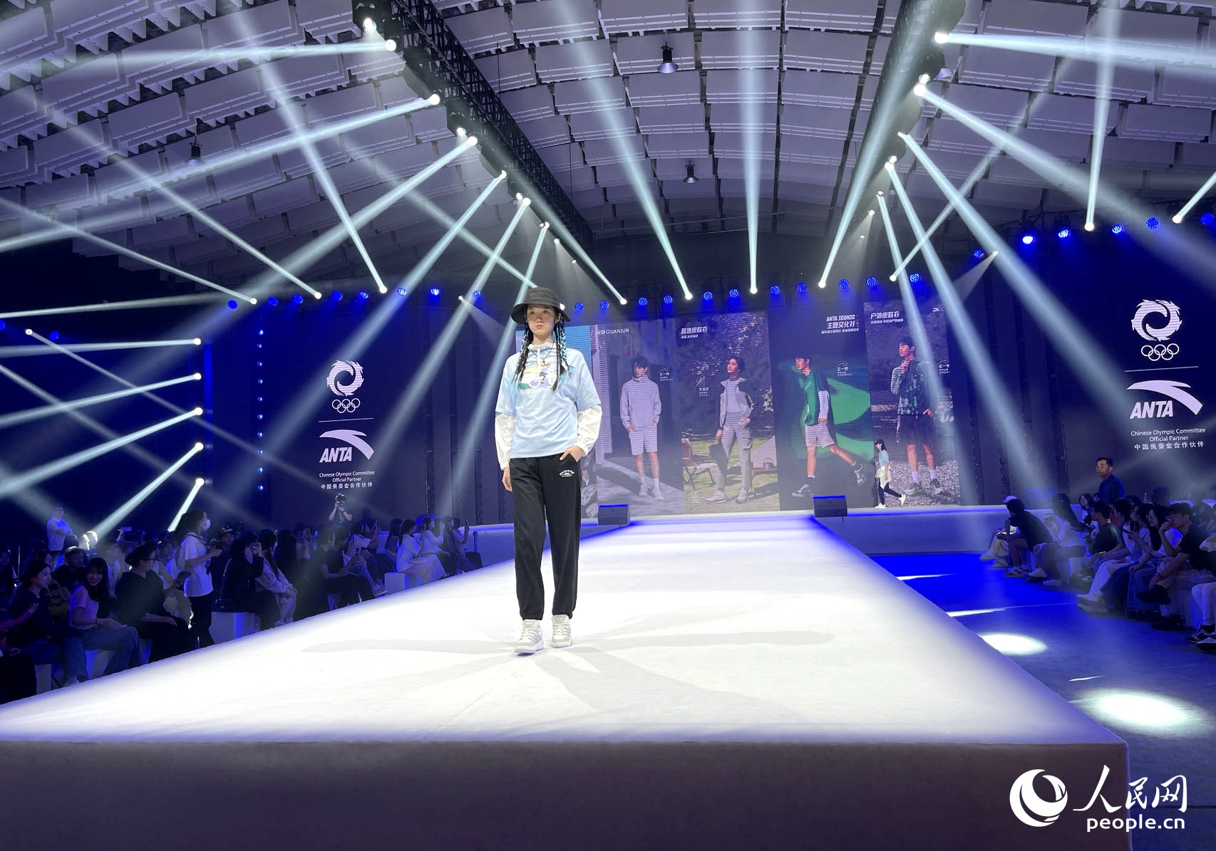 來(lái)自福建安踏的一場(chǎng)服裝秀，模特正展示著公司最新的產(chǎn)品。人民網(wǎng)記者 陳藍(lán)燕攝