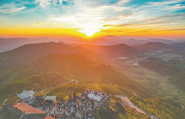仙風(fēng)山日出云海吸引省內(nèi)外游客前來打卡。葉曉暉攝