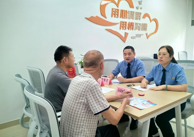 區(qū)檢察院12309檢察服務中心駐綜治中心工作人員組織當事人調解