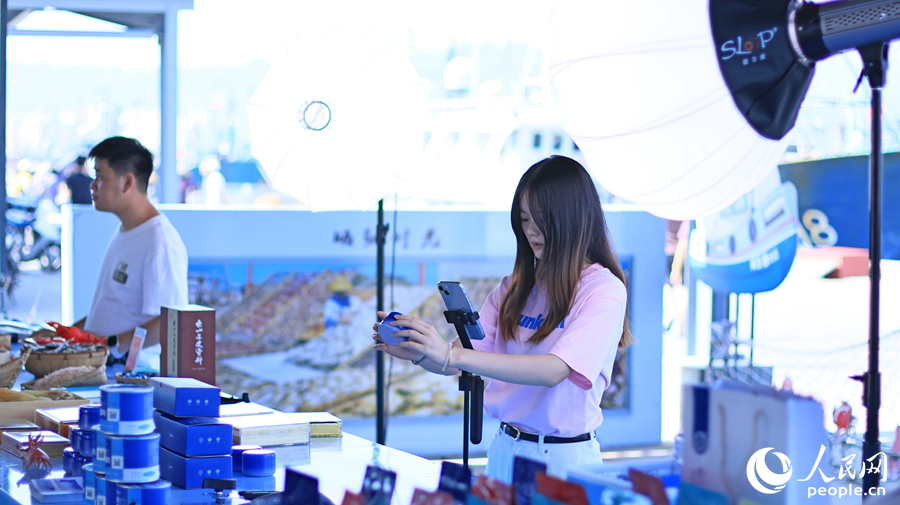 9.在澳角村，一名主播在直播間里推介當(dāng)?shù)睾ｕr加工產(chǎn)品。人民網(wǎng) 李昌乾攝