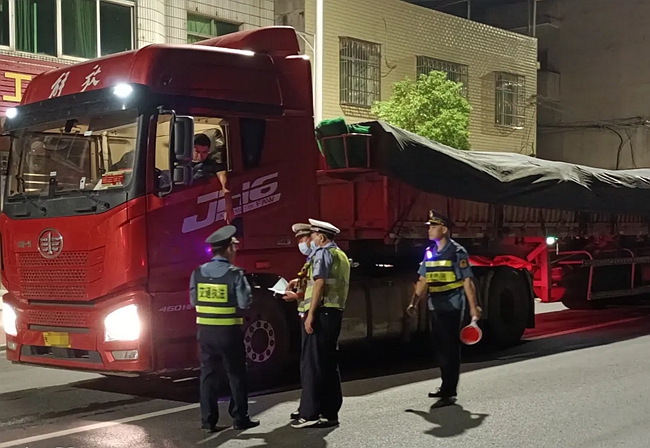 上杭縣公安局交警大隊(duì)聯(lián)合交通執(zhí)法大隊(duì)開(kāi)展“零點(diǎn)”統(tǒng)一行動(dòng)