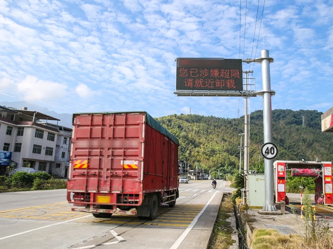 在新羅龍門(mén)朝前路段科技治超點(diǎn)，系統(tǒng)監(jiān)測(cè)到一輛重型貨車(chē)超限運(yùn)輸，執(zhí)法人員依法處罰并責(zé)令卸載貨物